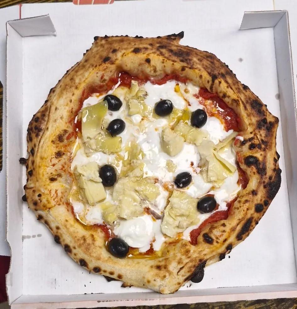 Pizza Capricciosa mit Burrata