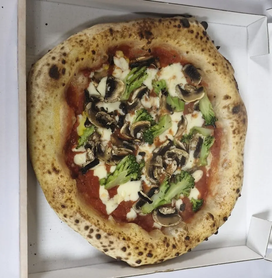Vegetarische Pizza mit gegrilltem Gemüse