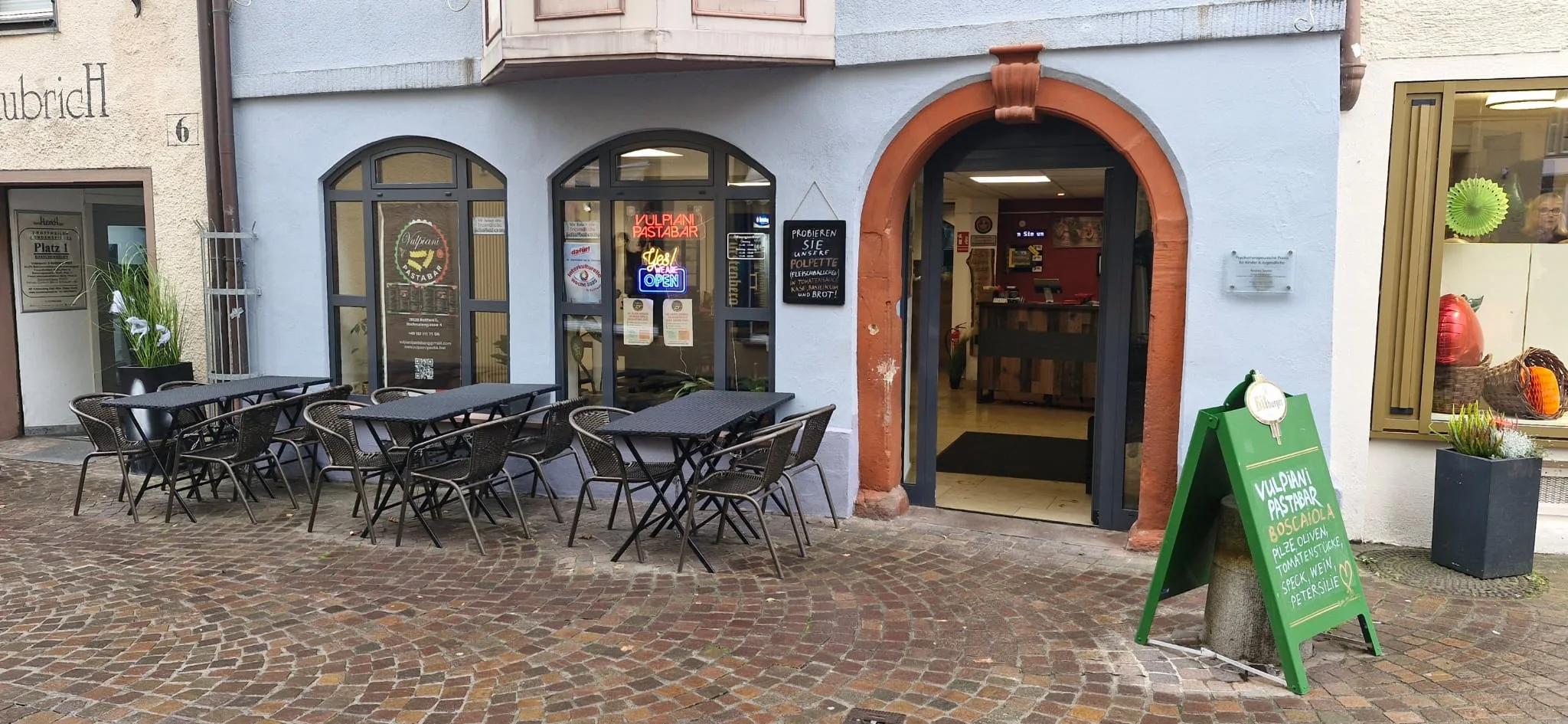 Außenansicht des Restaurants mit Terrasse