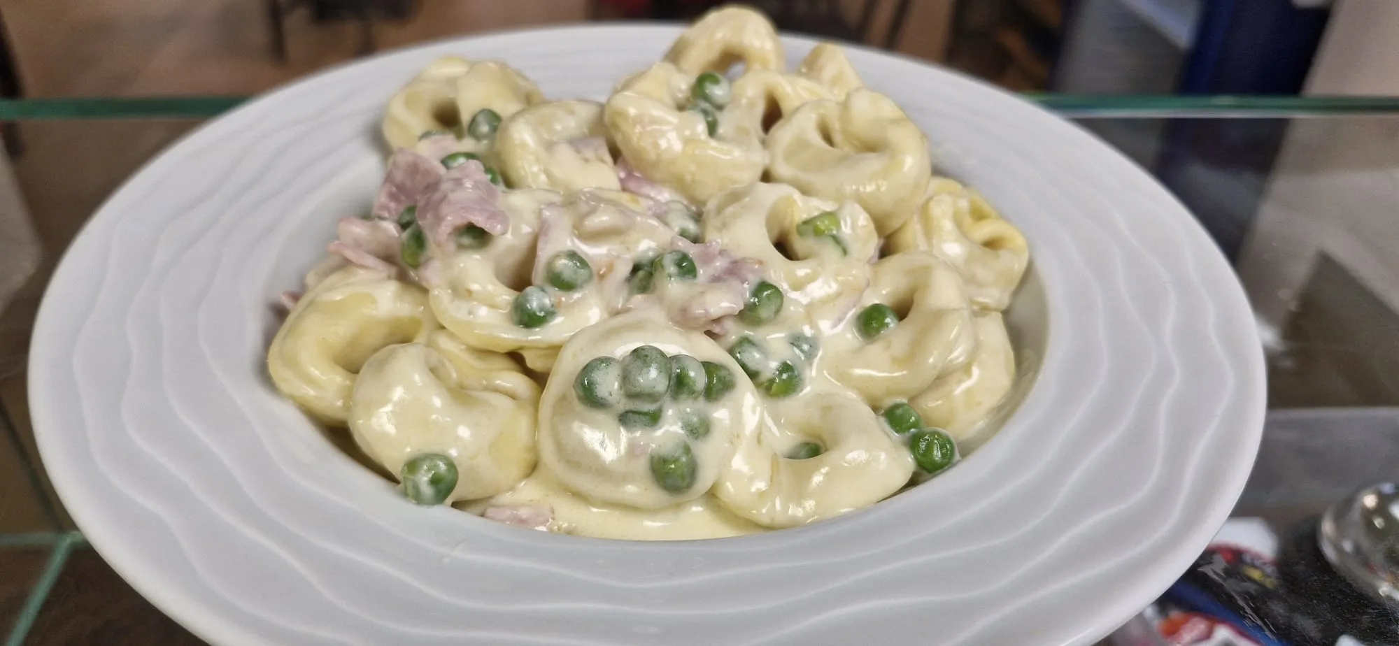 Panna, Schinken und Erbsen mit Tortellini